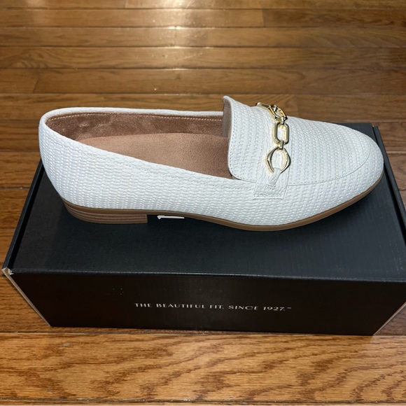 Naturalizer Mariana Chain Link Loafer All White With Gold Chain Women’s Size 9 - Picture 5 of 16